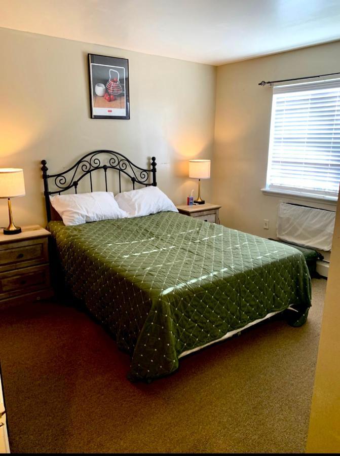 Large 3-bedrooms/2-bath Apt, One Block To Train Habitación en casa particular *