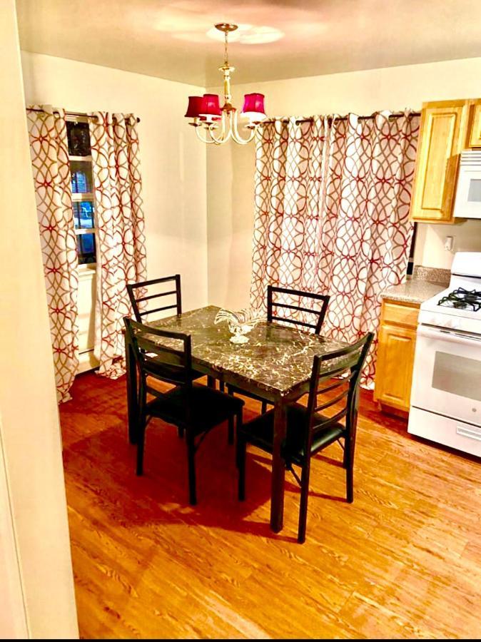Large 3-bedrooms/2-bath Apt, One Block To Train Habitación en casa particular