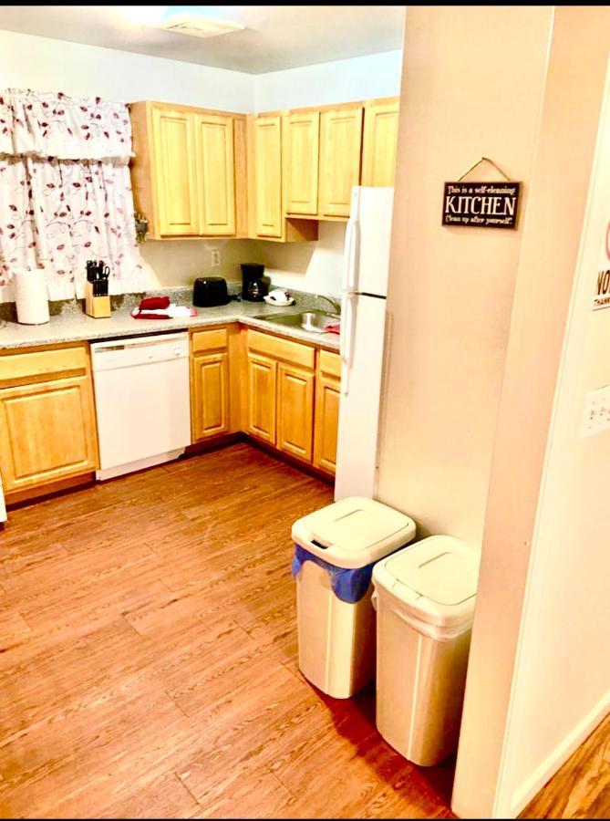 Large 3-bedrooms/2-bath Apt, One Block To Train Habitación en casa particular
