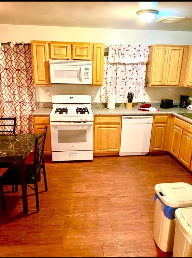 Large 3-bedrooms/2-bath Apt, One Block To Train * Nueva York